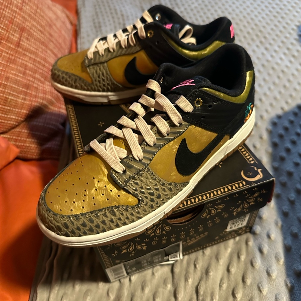 Nike Dunk Low
Día De Muertos (Women's)